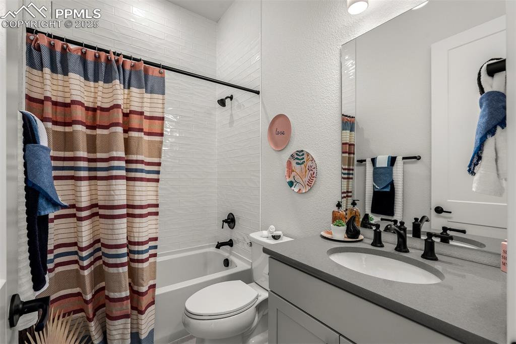 Image 25 of 43: Bathroom