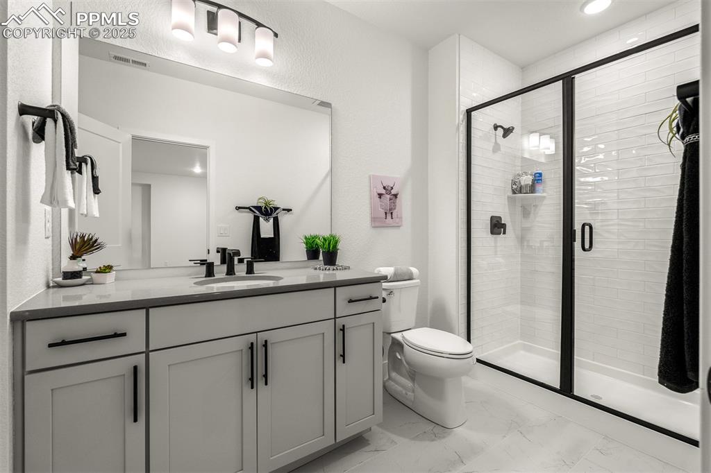Image 36 of 43: Bathroom