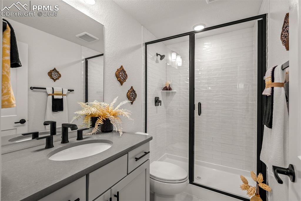 Image 38 of 43: Bathroom