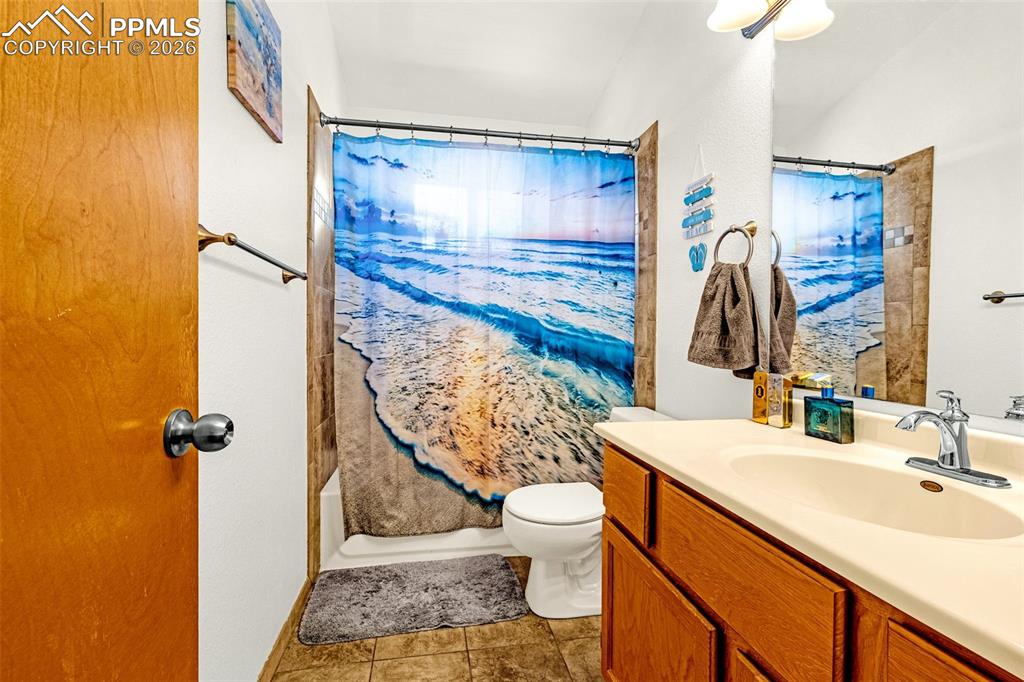 Image 19 of 42: Bathroom