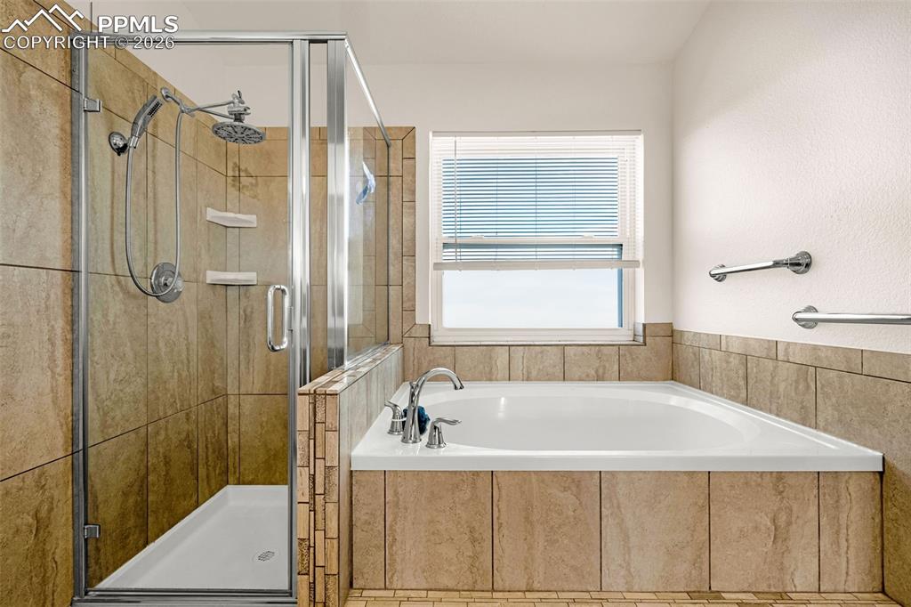 Image 23 of 42: Bathroom