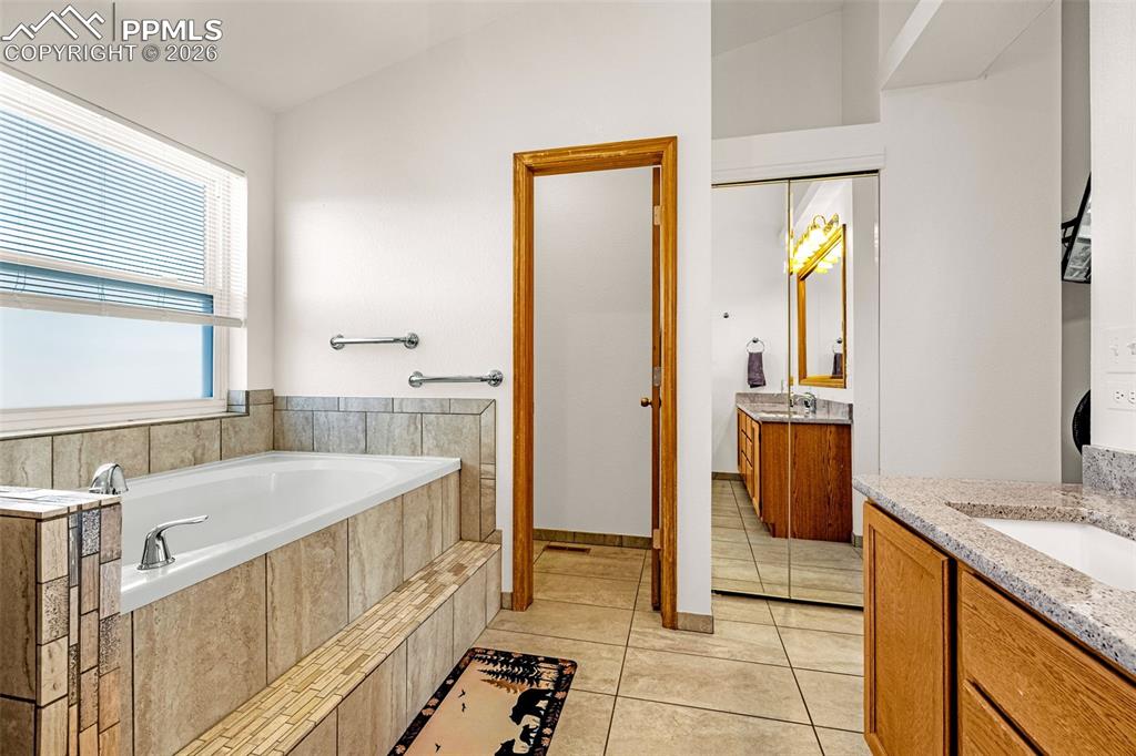 Image 24 of 42: Bathroom