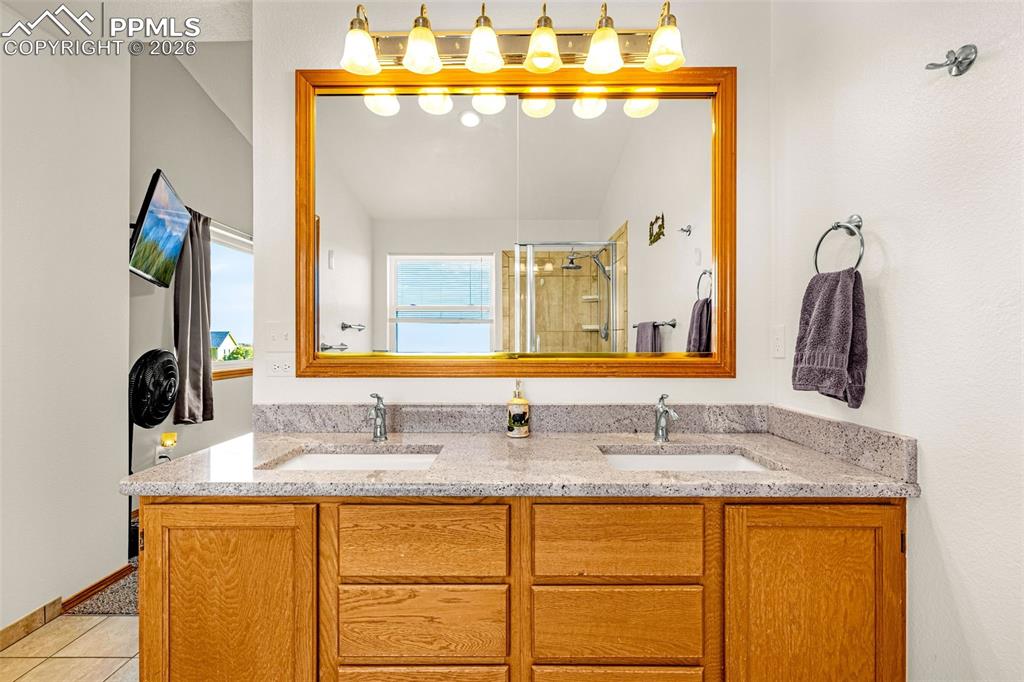 Image 25 of 42: Bathroom