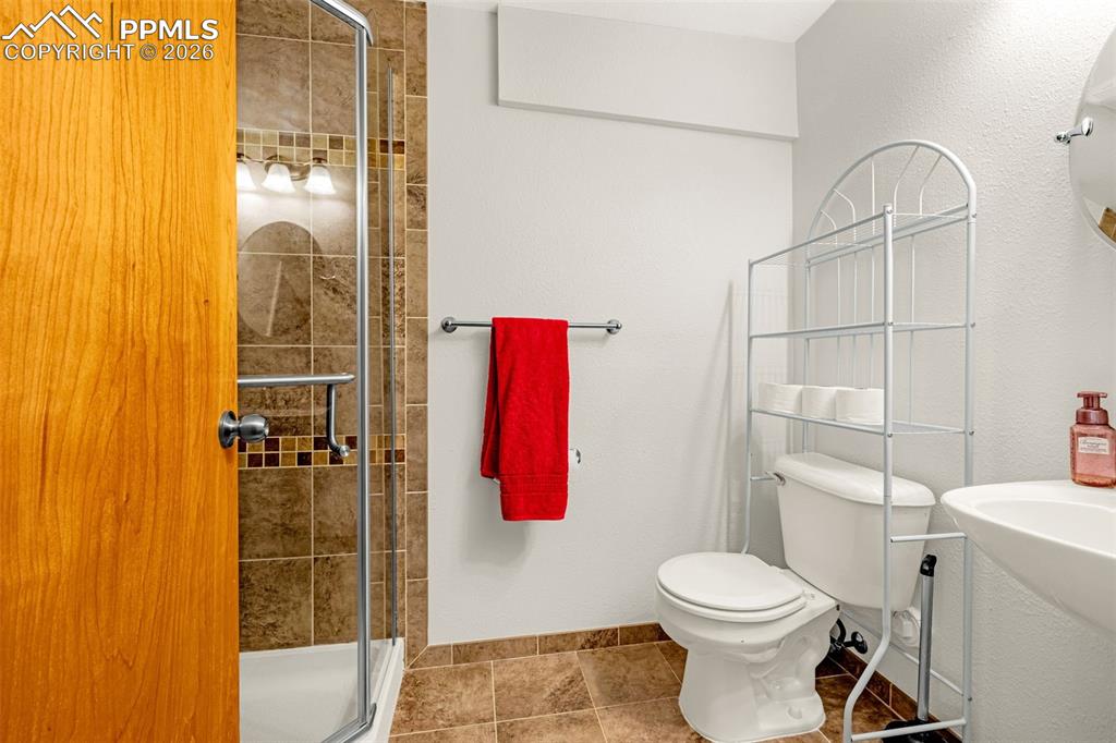 Image 26 of 42: Bathroom