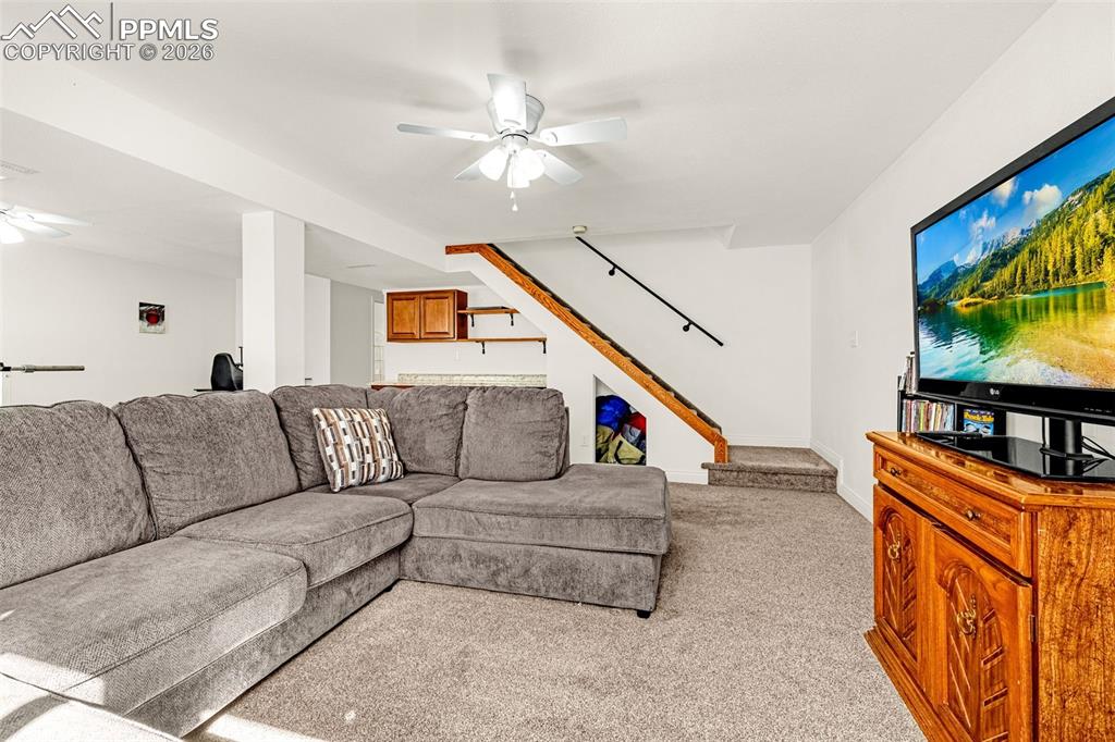 Image 28 of 42: Living Room