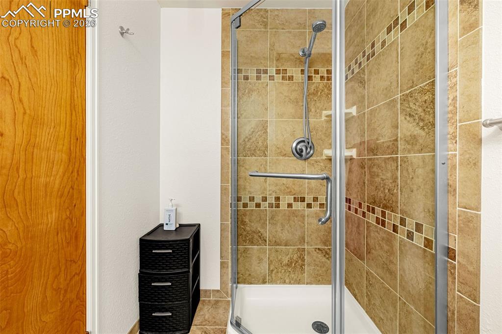 Image 30 of 42: Bathroom