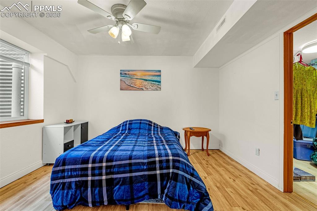 Image 31 of 42: Bedroom