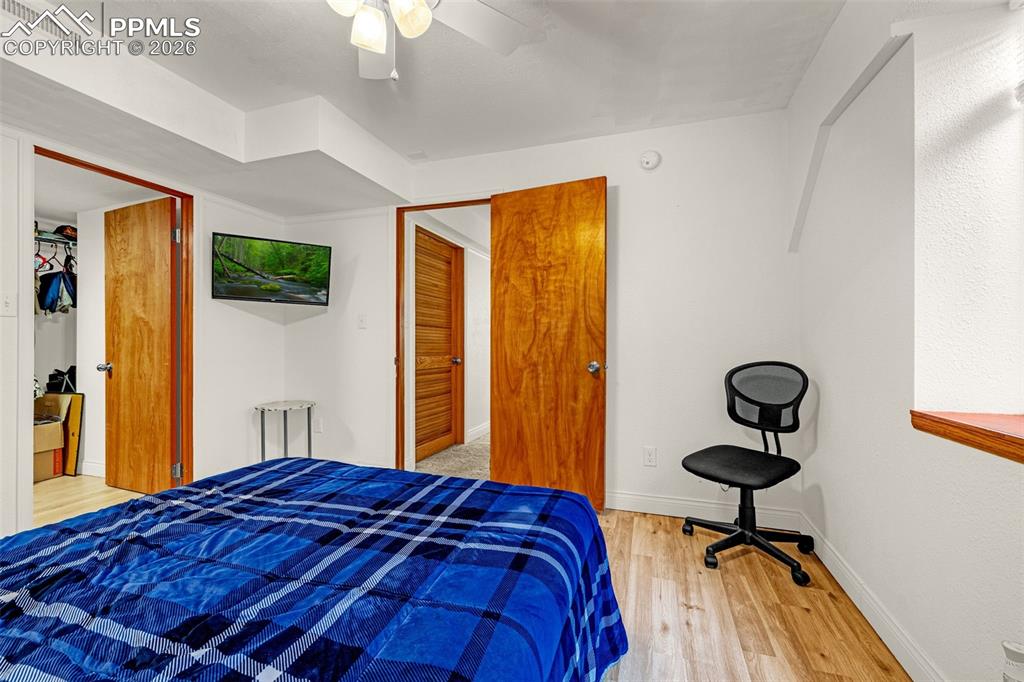 Image 32 of 42: Bedroom