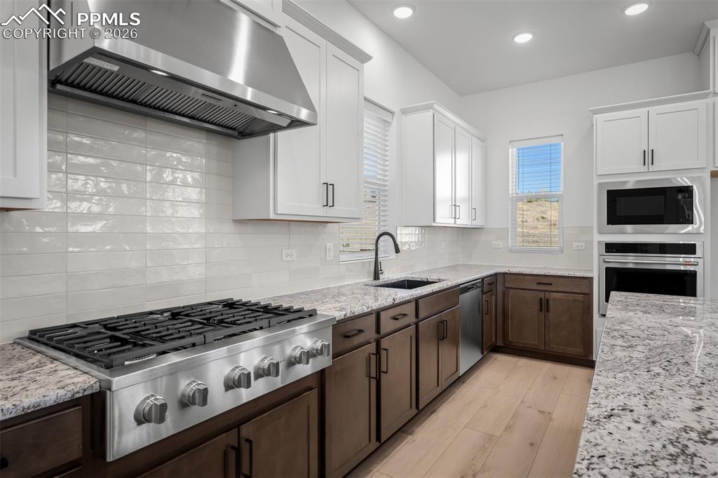 Image 13 of 37: Kitchen