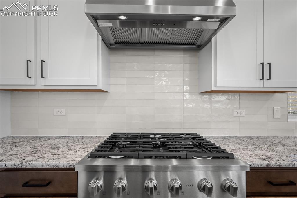 Image 14 of 37: Kitchen
