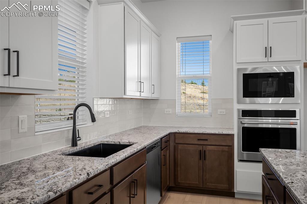 Image 15 of 37: Kitchen
