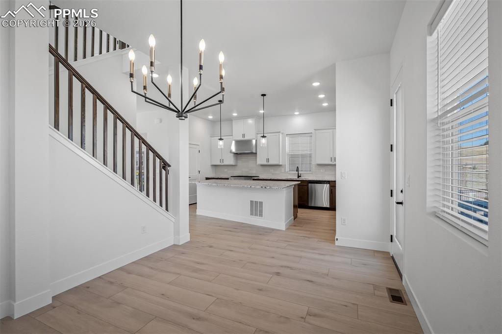 Image 19 of 37: Dining Area