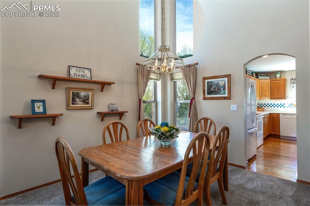 Image 11 of 50: Dining Area