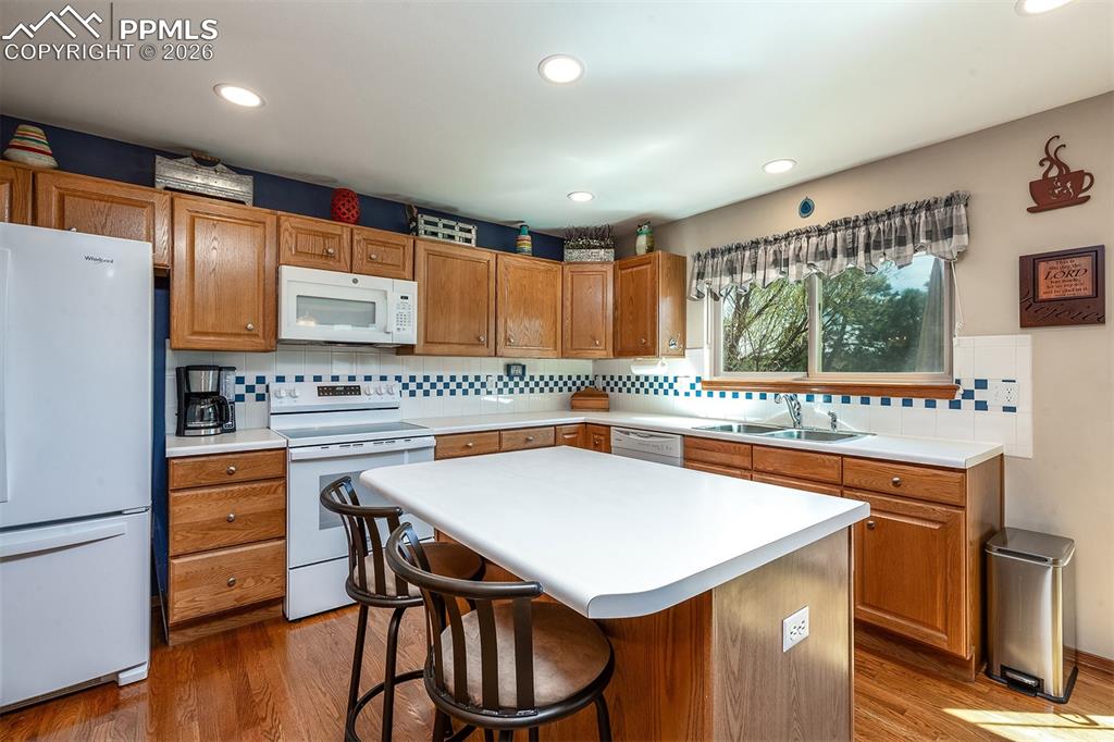 Image 12 of 50: Kitchen