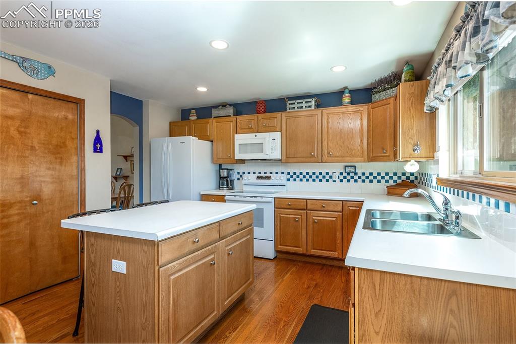 Image 13 of 50: Kitchen