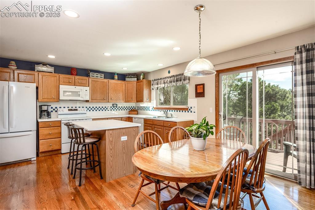 Image 14 of 50: Dining Area