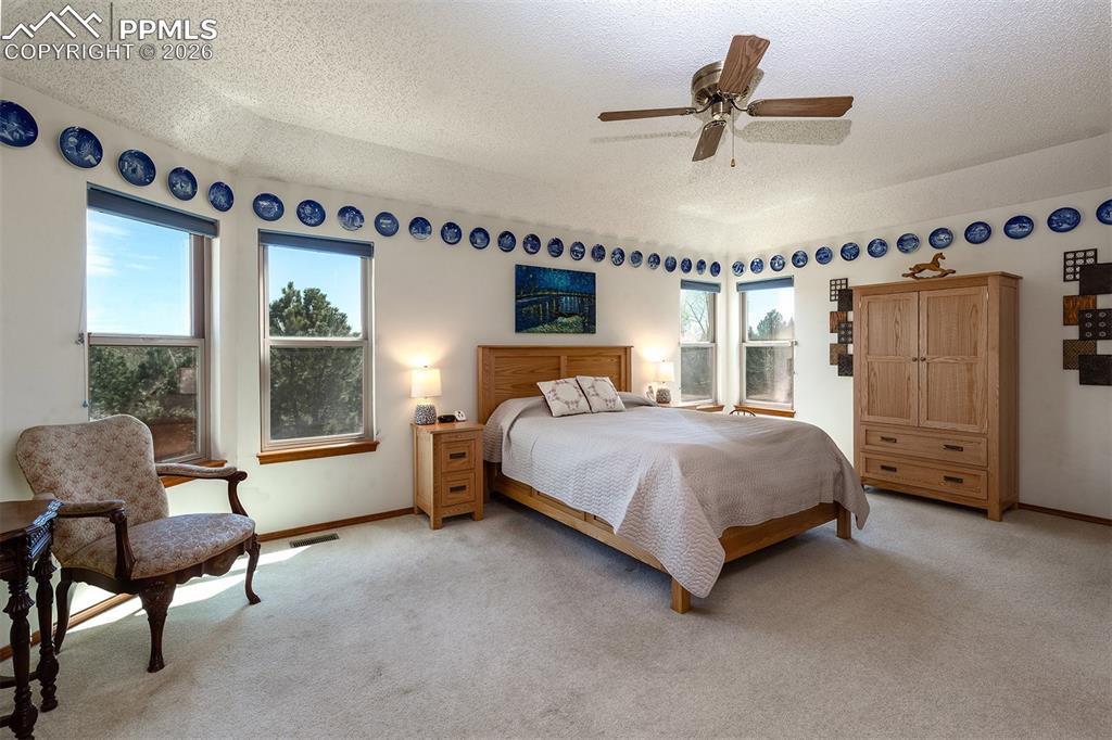 Image 23 of 50: Bedroom