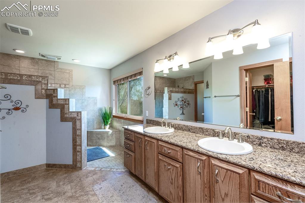 Image 26 of 50: Bathroom