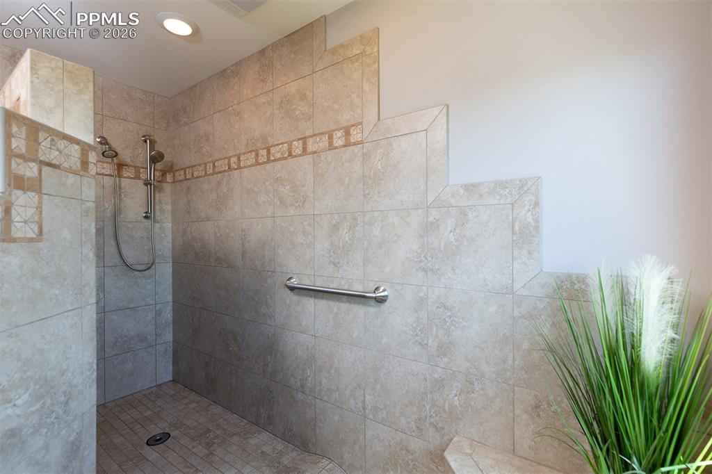 Image 27 of 50: Bathroom