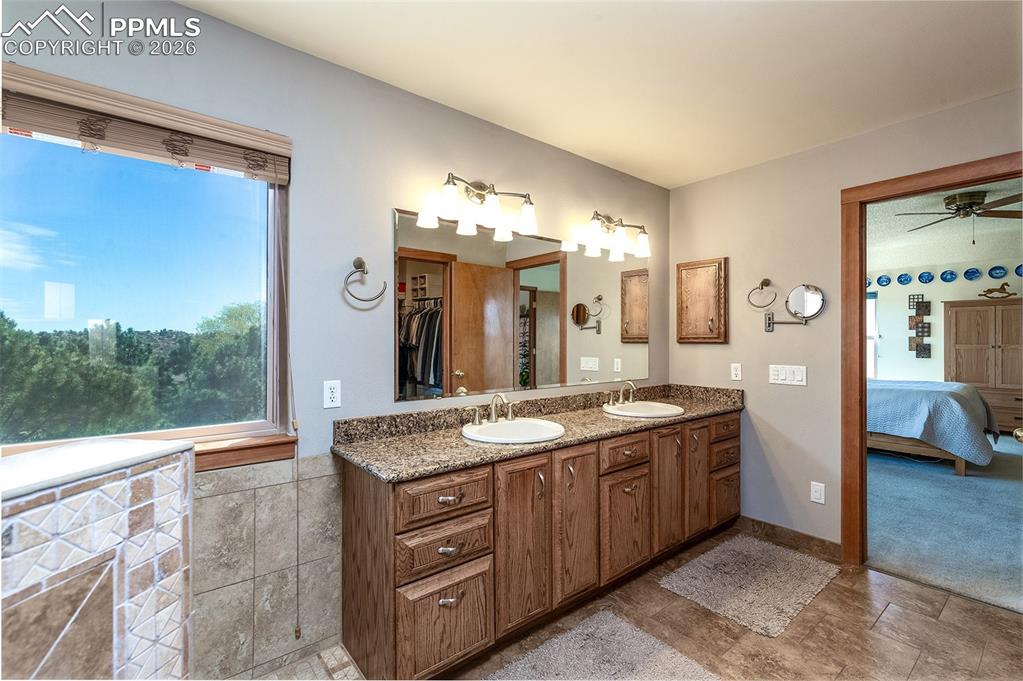 Image 28 of 50: Bathroom