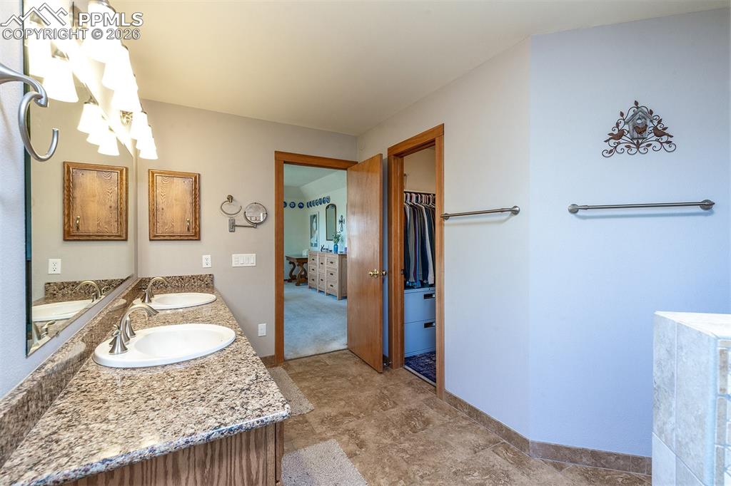 Image 29 of 50: Bathroom