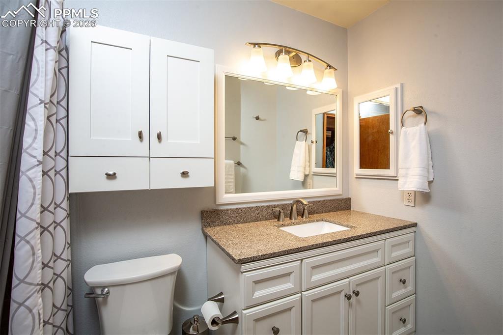 Image 33 of 50: Bathroom