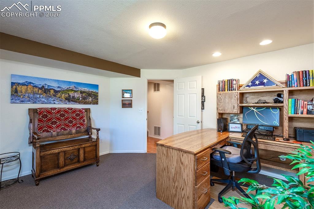 Image 34 of 50: Office