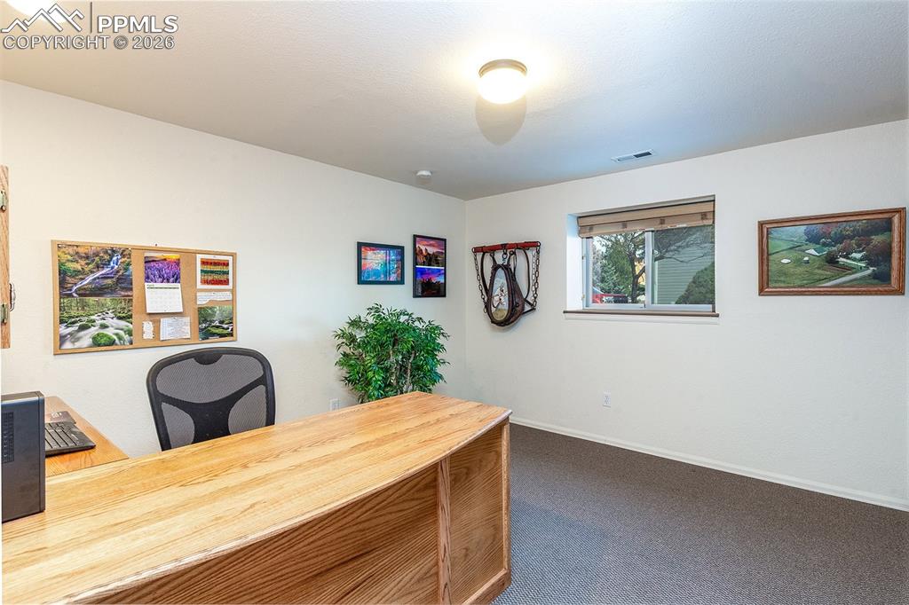 Image 35 of 50: Office