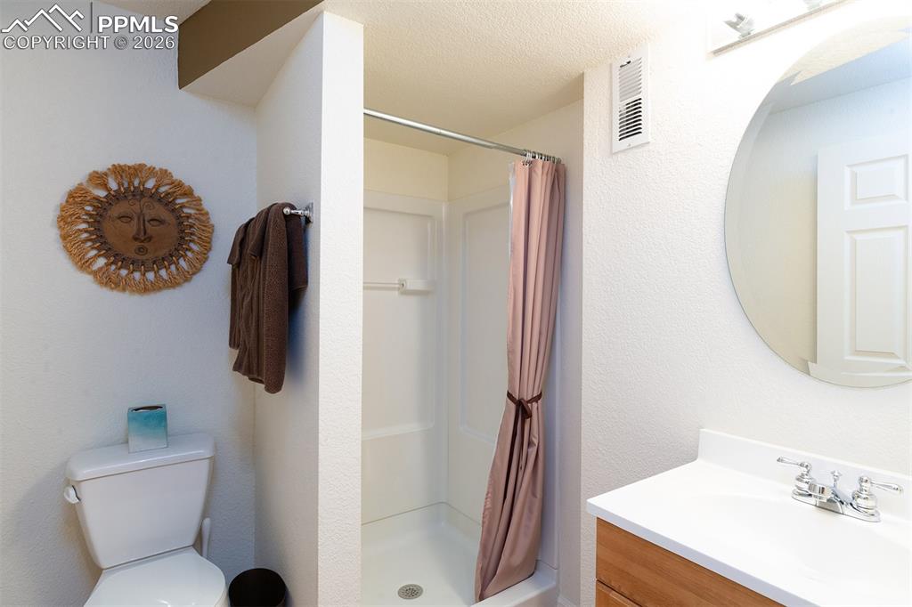 Image 36 of 50: Bathroom