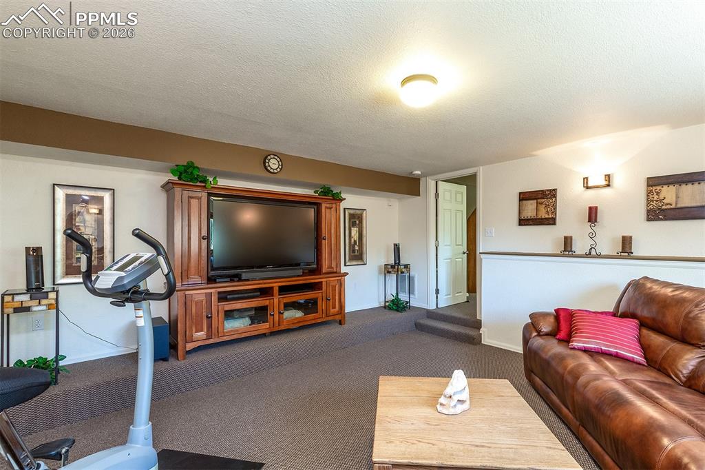 Image 40 of 50: Living Room