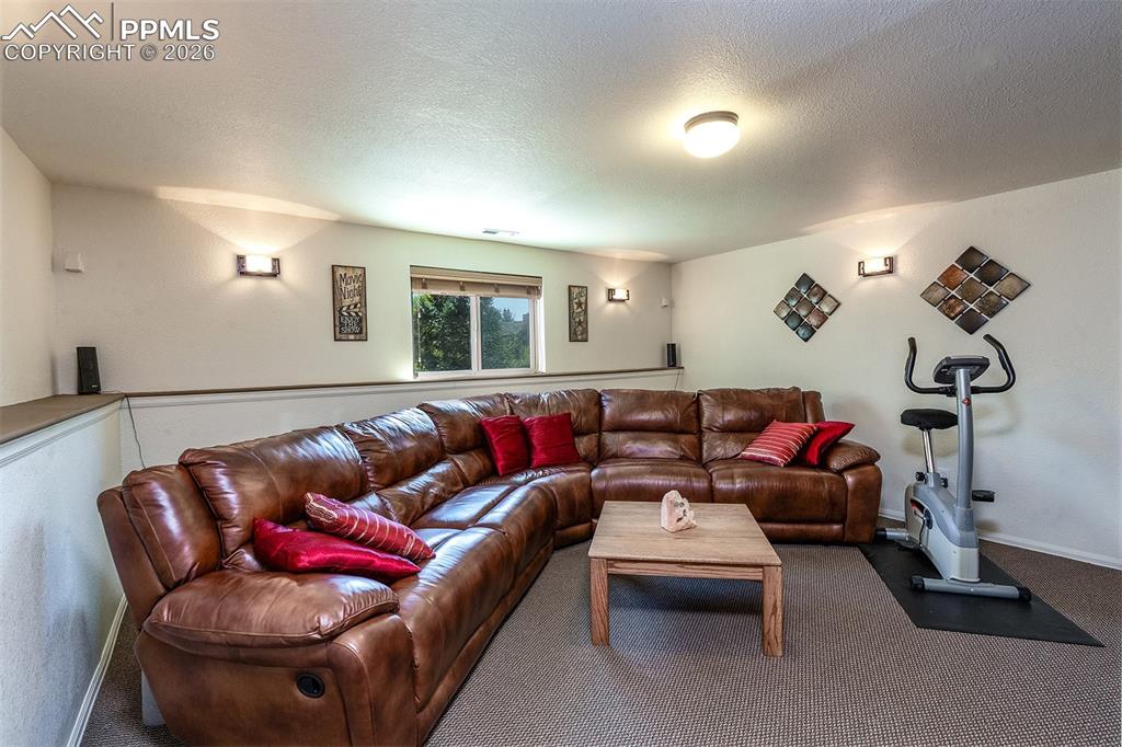 Image 41 of 50: Living Room