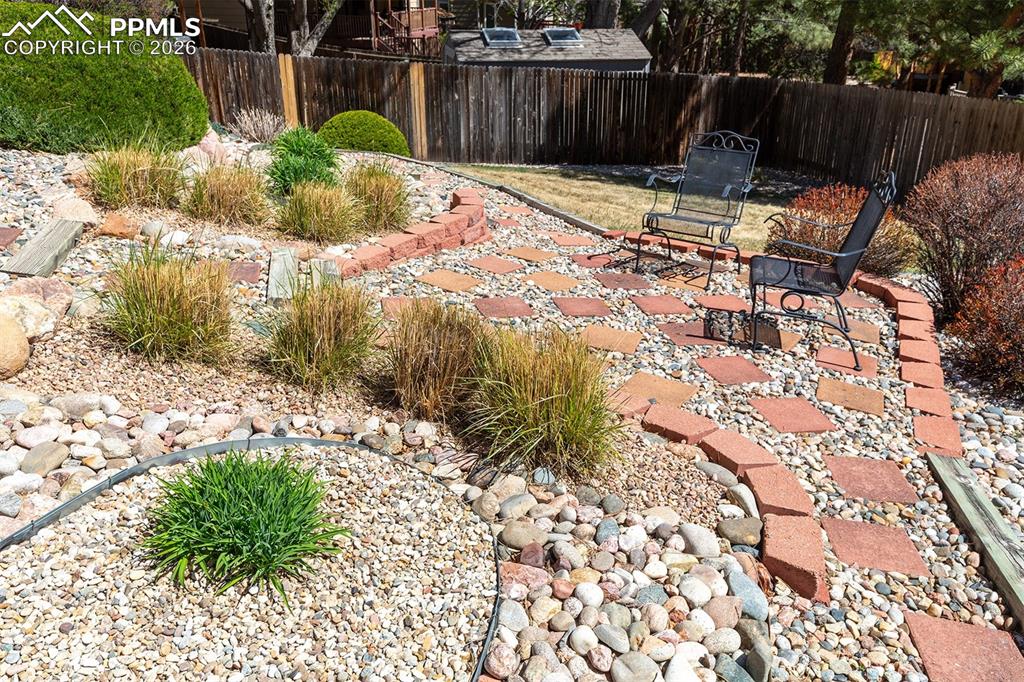 Image 46 of 50: Yard