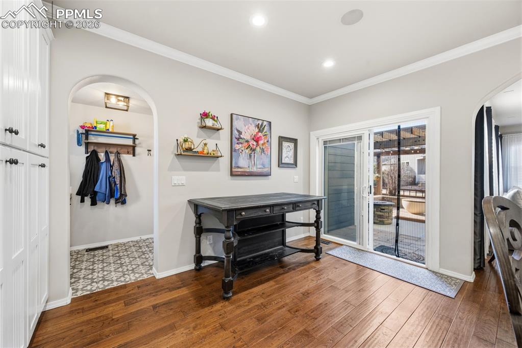 Image 21 of 48: Dining Area