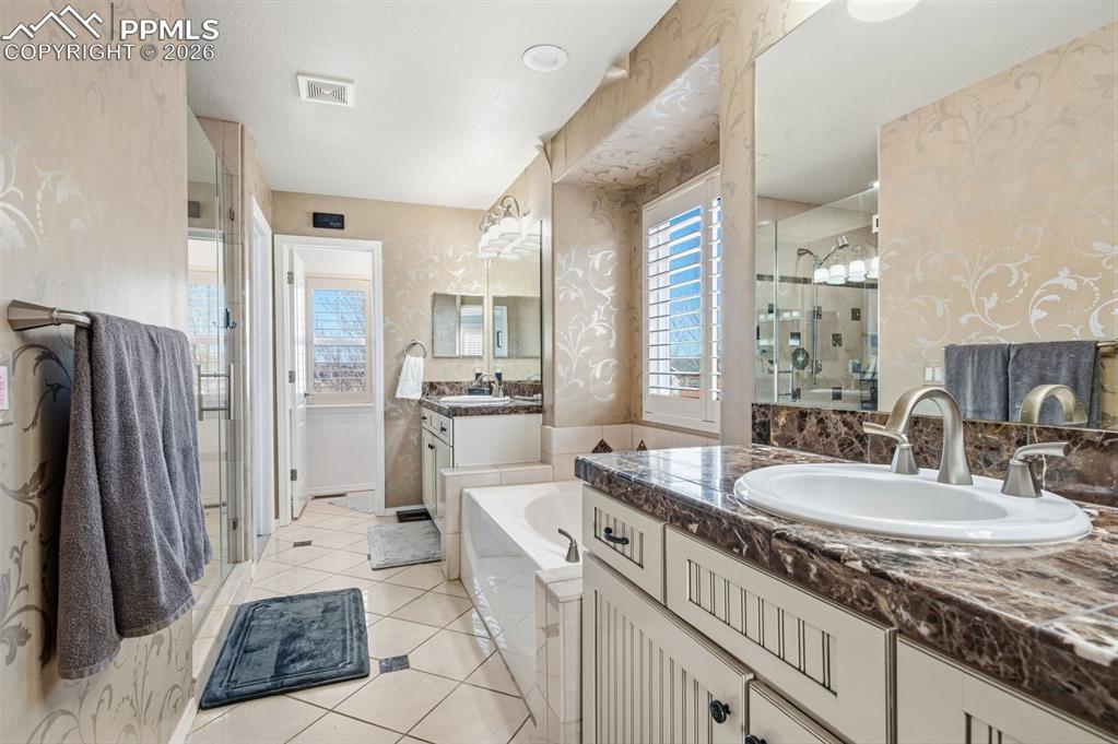 Image 26 of 48: Bathroom