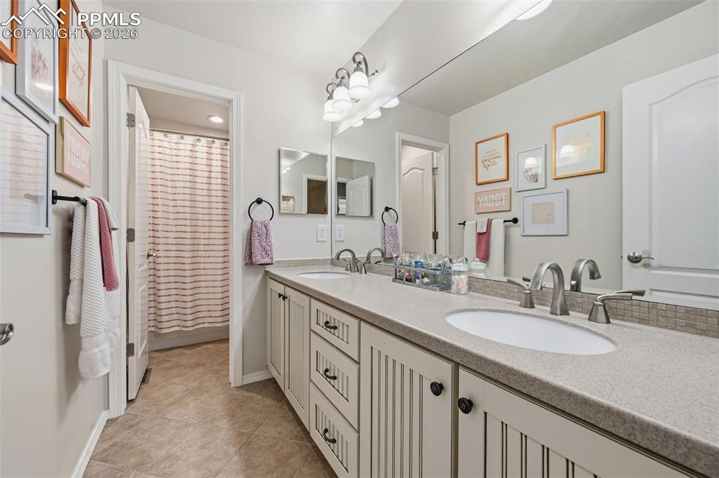 Image 31 of 48: Bathroom