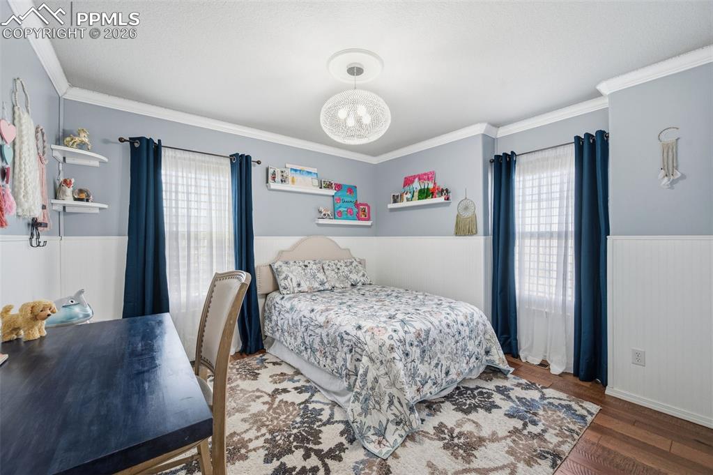 Image 32 of 48: Bedroom