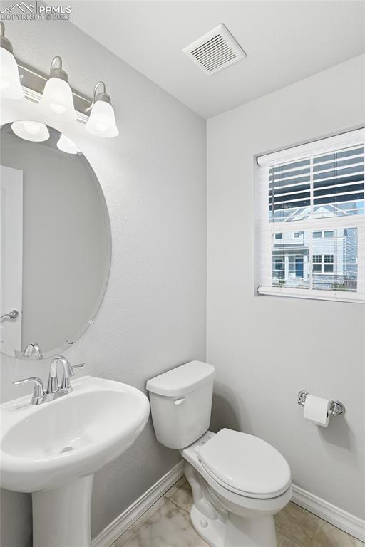 Image 14 of 44: Bathroom