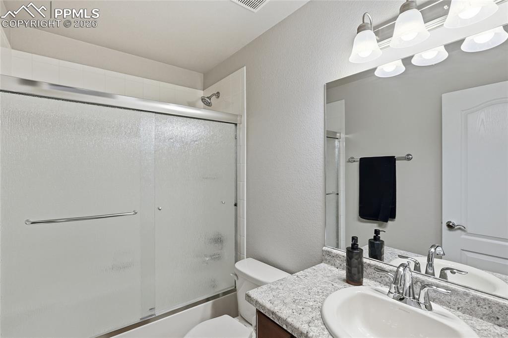 Image 20 of 44: Bathroom