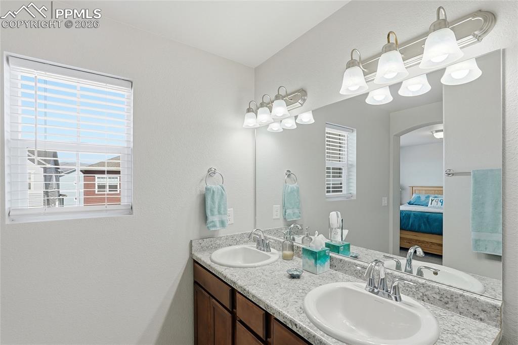 Image 28 of 44: Bathroom