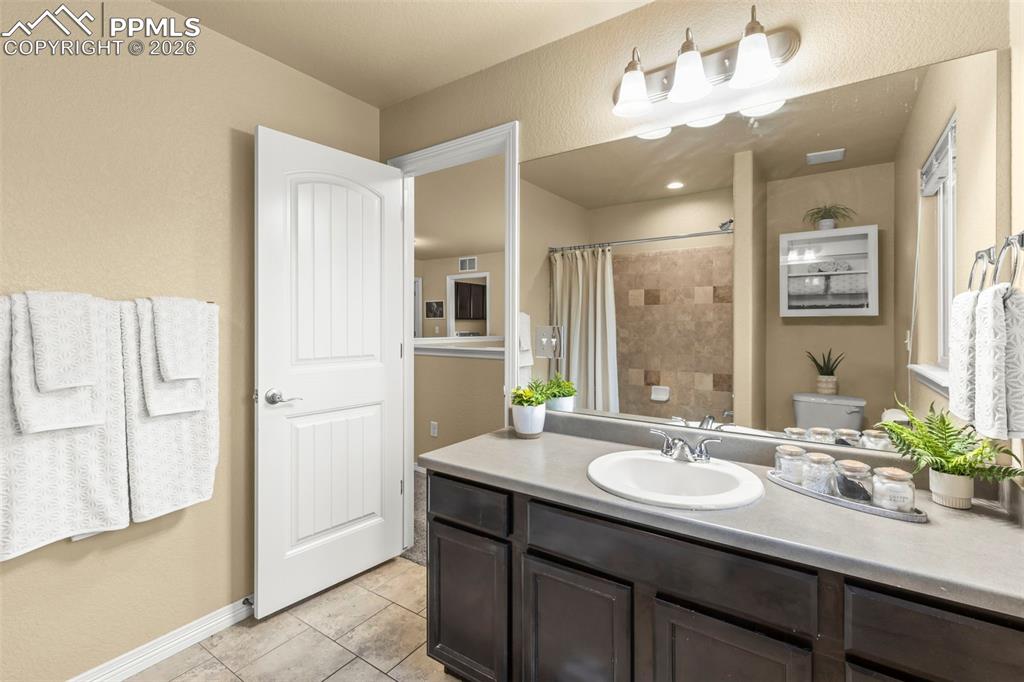 Image 25 of 50: Kitchen with a breakfast bar, stainless steel appliances, a peninsula, and 