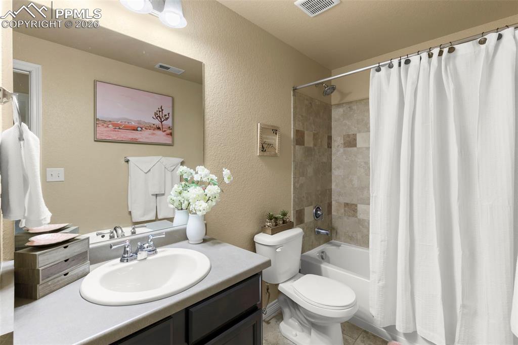 Image 42 of 50: 5-piece ensuite bath with soaking tub