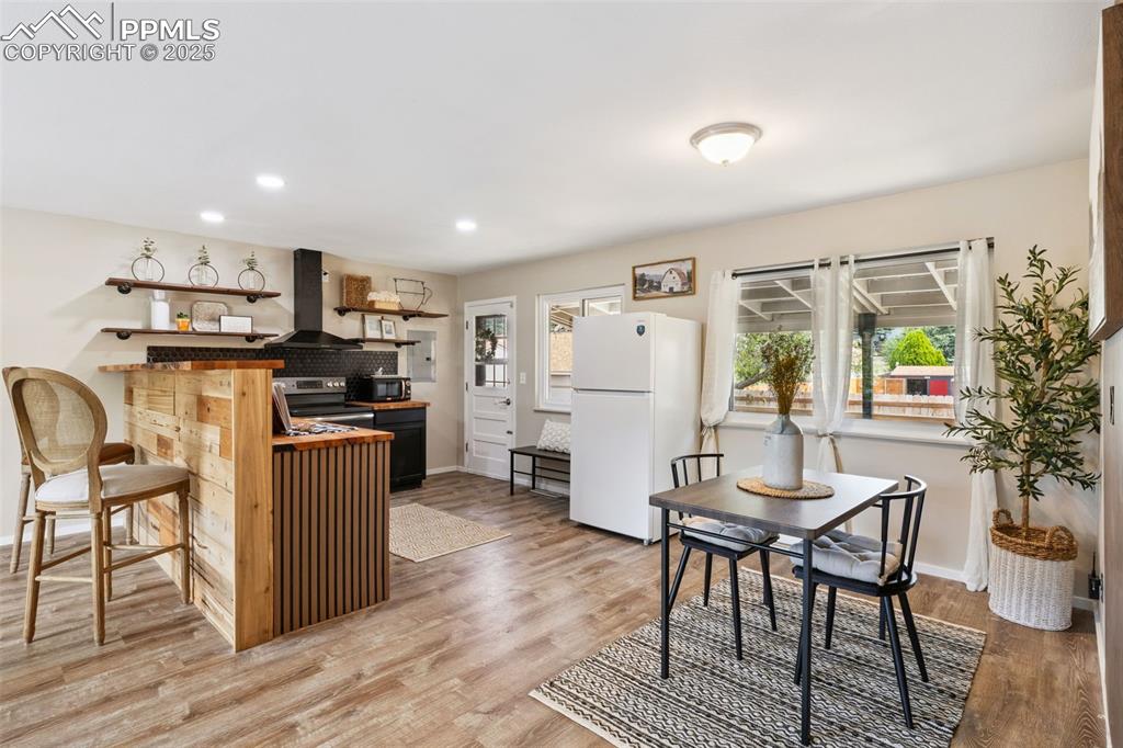 Image 11 of 38: Dining area