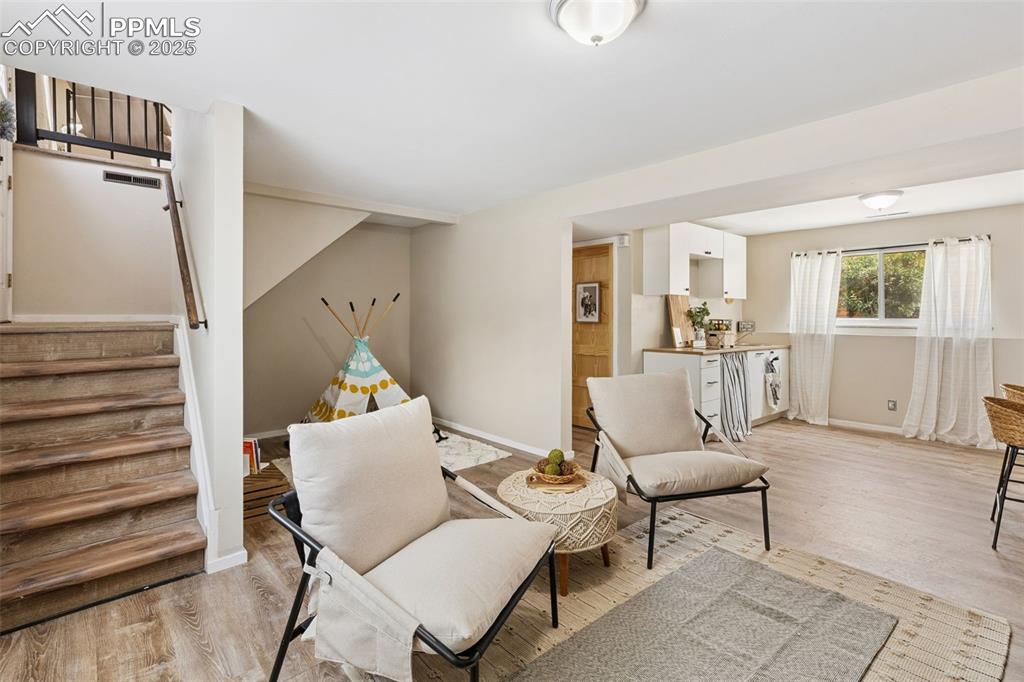 Image 17 of 38: Cozy Family Rooom