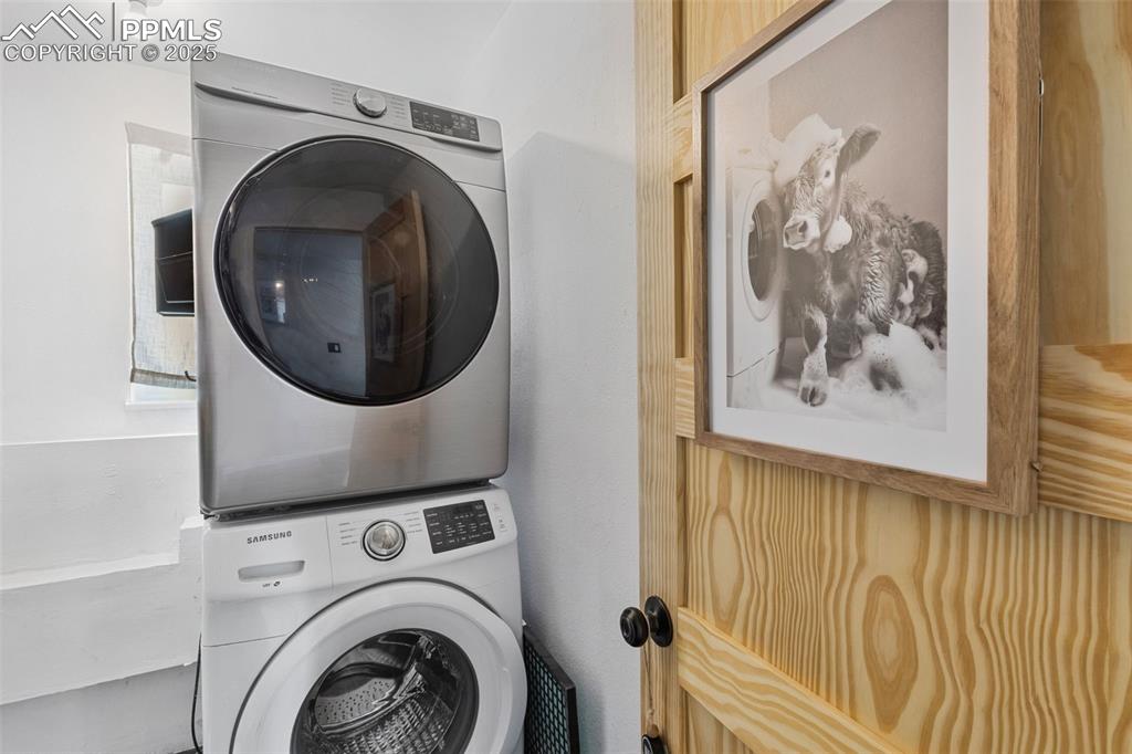 Image 25 of 38: Laundry room.