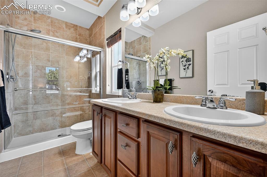 Image 14 of 27: Bathroom