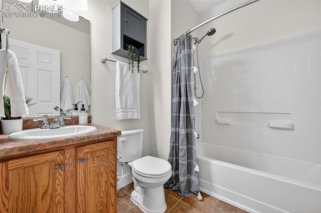 Image 23 of 27: Bathroom