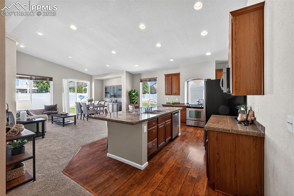 Image 7 of 27: Kitchen