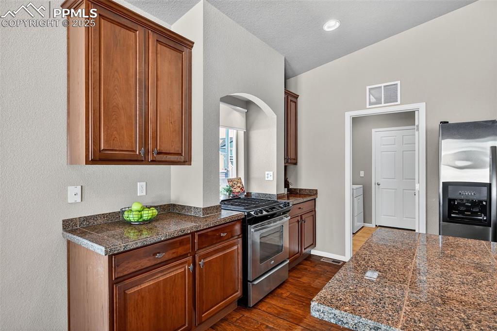 Image 9 of 27: Kitchen