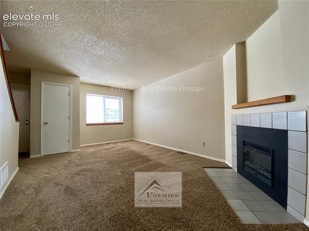 Image 2 of 7: Living Room