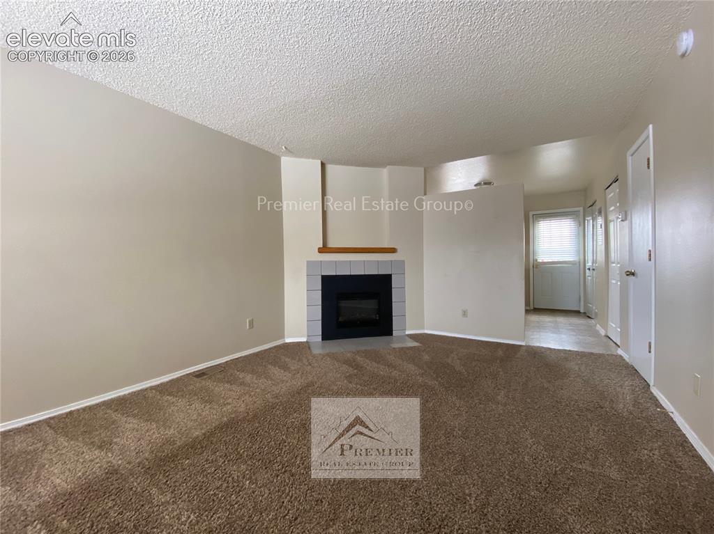 Image 3 of 7: Living Room